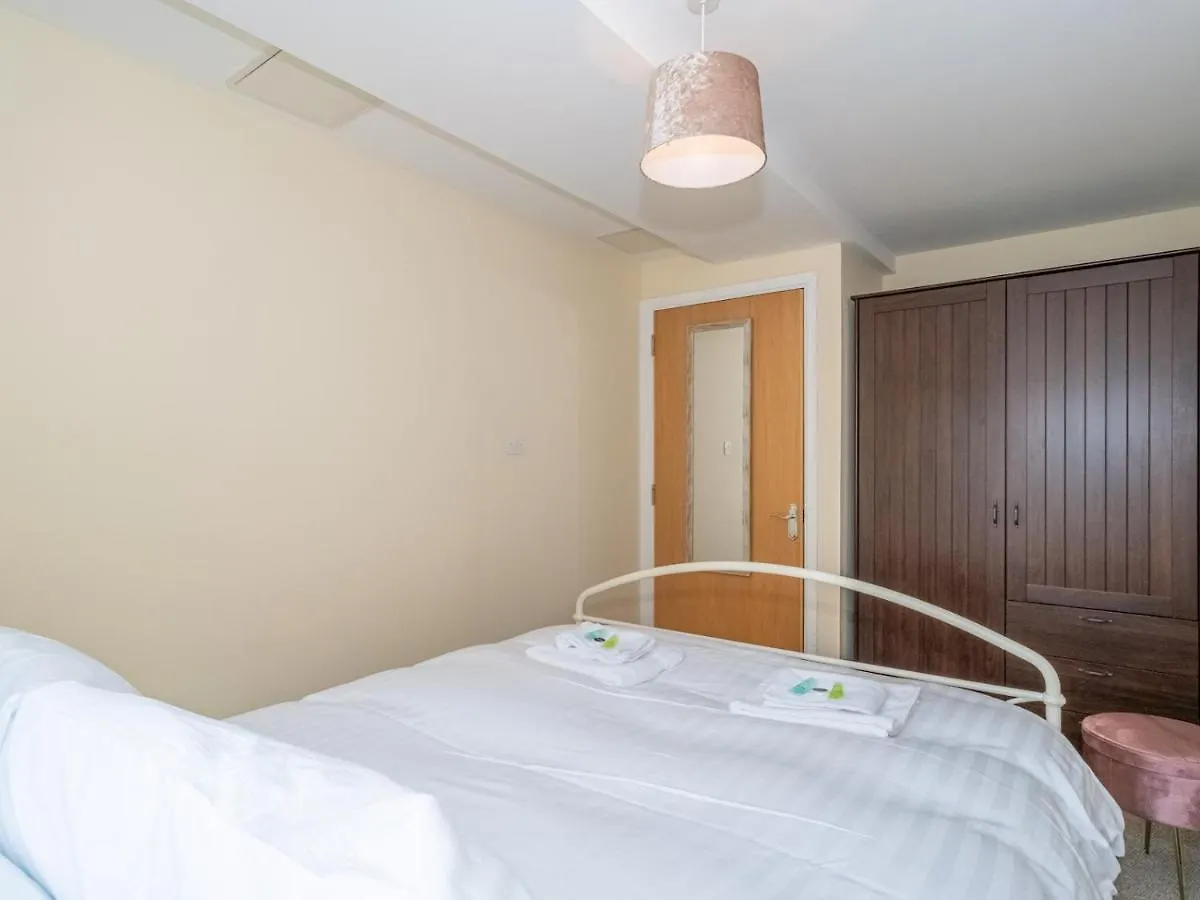 Pass The Keys Modern And Spacious 2 Beds Flat With Free Parking 0*, Edinburgh